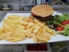 Santa Barbara - Un burger, salade, frites