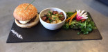 Pourquoi Pas - Un burger périgourdin au Cabecou accompagné de pommes de terre sarladaises