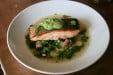 Walnut - Saumon avec bouillon de poulet, pommes de terre nouvelles, pesto de roquette