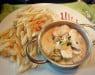 Aux Tours Du Chateau - Un plat avec frites