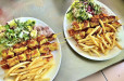 Le restaurant Rodi - Des brochettes, frites