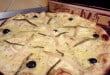Pizza Nico - pizza à base de creme fraiche, asperge, saumon, oignons...