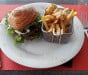 Le Lagon - Un burger et frites 