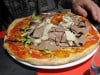 Les coudes sur la table - Une pizza