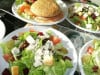 Portage de repas - La salade fraîche auvergnate roquefort lardons grillées, hamburger au saumon fumé