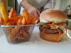 Pub 137 - Un burger, frites