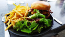Hard Bosses Cafe - Un burger avec frites