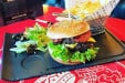 Au bureau - Un burger, salade et frites