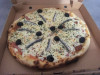 Pizza One - Une pizza au anchois avec olives et câpres