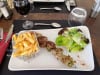 Boucherie de la Vallée de la Marne - Brochette de bison accompagnée de frites et de salade