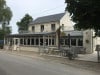 L'Auberge de la Madelon Fleurie - La façade du restaurant avec la terrasse