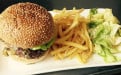 La Maison du Chef - Un burger avec des frites 