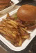 California Street Food - Un burger avec frites