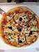 Street food - Une pizza Napoli composé tomate mozzarella anchois carpes olives
