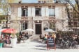 Le Pavillon des Canaux - La façade du restaurant avec la terrasse 