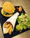 Le Club House - Un burger avec des frites
