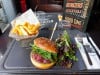 Au bureau - Un burger, salade, frites