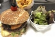 La Table de Magali - un burger, frites, salade