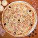 Chez Pierrot - Une pizza royale: champignons, jambon supérieur, mozzarella et chair à saucisse