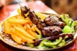 Chez Momo - Assiettes de trois pièces de viandes, salades et frites