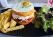 Au bureau - un burger, frites, salade