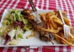 C'chez nous - Une assiette de brochette avec frites et salade