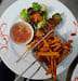 Le Piano Rouge - Brochette de poulet avec ses frites de patate douce