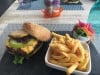 La Voile Blanche - Un burger, salade et frites