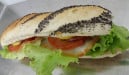 Raconte-Moi Des Salades - Un sandwiche pain viennois-pavot, espadon fumé
