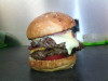 Home Burger - Burger double steack, bacon, Saint Nectaire, cheddar, tomate et sauce maison