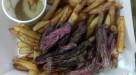 Le Camion qui Grille - Hampe de boeuf accompagnée de sa sauce au poivre et de frites