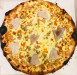 Pat’s Pizza - Une bonite : crème, moutarde, thon, persillade, mozzarella, dos de bonite rajouté en cours de cuisson.