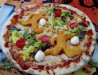 Pizz' à Bus - La pizza sauce tomate, emmental, mozzarella, poulet pané, salade, tomate cerise