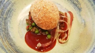 Scratch - Oeuf de Bastien en croquette, bresaola de canard, coulis de tomate, raisin sec