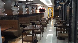 The Best Authentic - La salle de restauration 