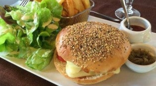 Auberge de Thil - Hamburger, frites et salade
