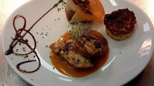 Resto'KeV - Médaillon de lotte rôti,sauce homardine,flan de légume, poêlé provençal croustillante...
