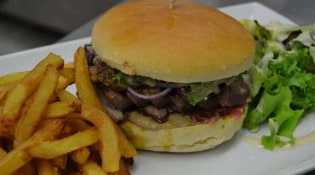 Tan's Café - Un burger et frites