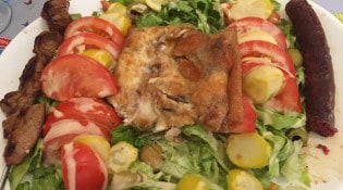 Le Soleil de Kabylie - Salade fraîcheur, pommes de terre, tomate, olives, une brochette, une merguez et une brique aux fruits de mer