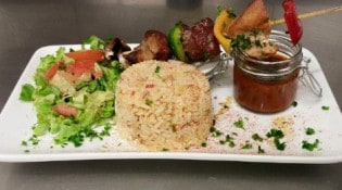 Aux Brasseurs Gourmands - Brochette aux 3 viandes et sa sauce barbecue accompagnée d'un riz au chorizo et poivrons