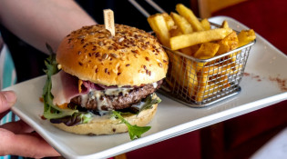 The Scott Resto - Le burger bougnat accompagné de frites