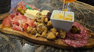 The Pub - Une planche de charcuteries