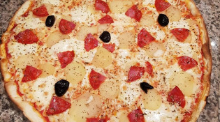 Pizz'a Mila - La pizza base crème ,fromage, pomme de terre, chorizo, oignon origan et olive