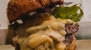 L'Oie Sauvage - Le burger reblochon, double steak angus, confit d'oignon, buns brioché