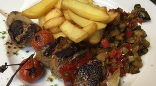 Brasserie Gal - Brochette de bœuf , ratatouille maison et frites