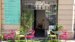 L'Atelier De Julien - Une façade du restaurant avec la terrasse