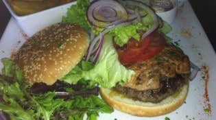 Le San Juan - Un burger de foie gras sauce tartare et pommes fondantes