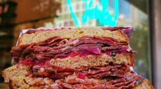 Maison Karlie - Un sandwich
