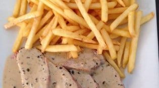Nicéa Cafe - Un plat avec frites