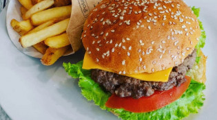 R tacos - Burger avec des frites